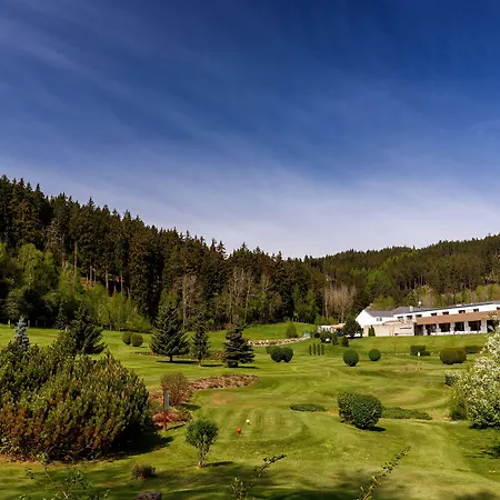 Cihelny Golf & Wellness מלון קרלובי וארי